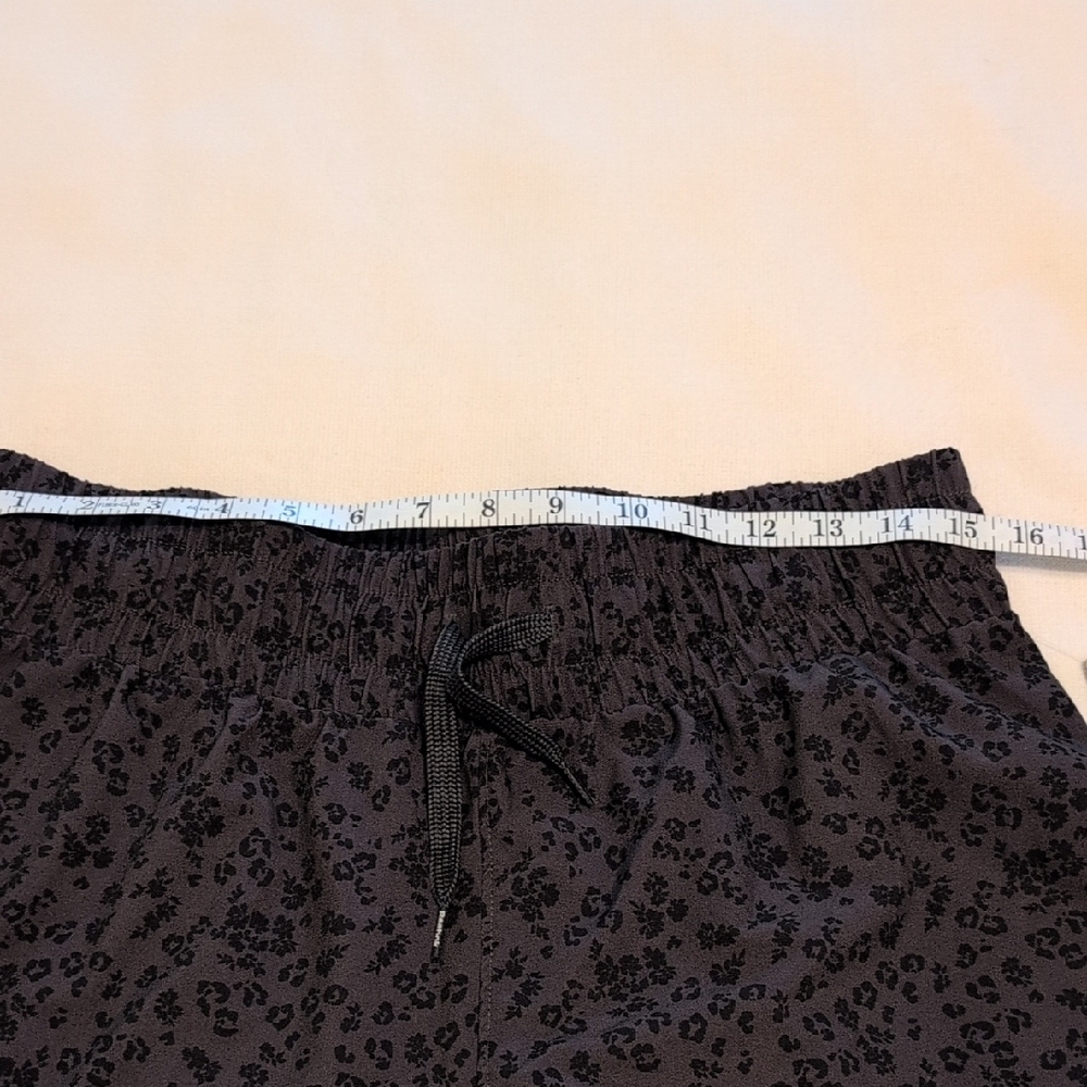 Reebok Women's Charcoal Animal Print Shorts Size Large - Picture 4 of 9